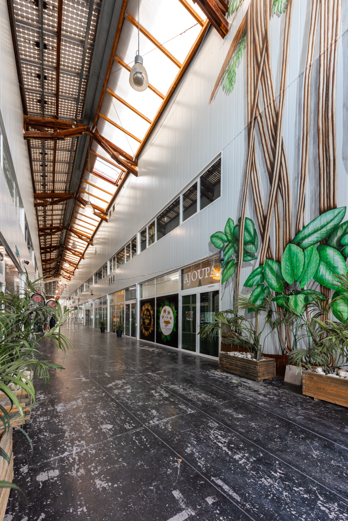 Verrière intérieure de la Halle d'Iraty avec fresques végétales, VILLAGE Iraty-Biarritz